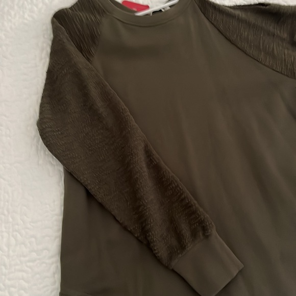 Evereve, olive green, asymmetrical, shoulder, cut out top - Picture 2 of 7
